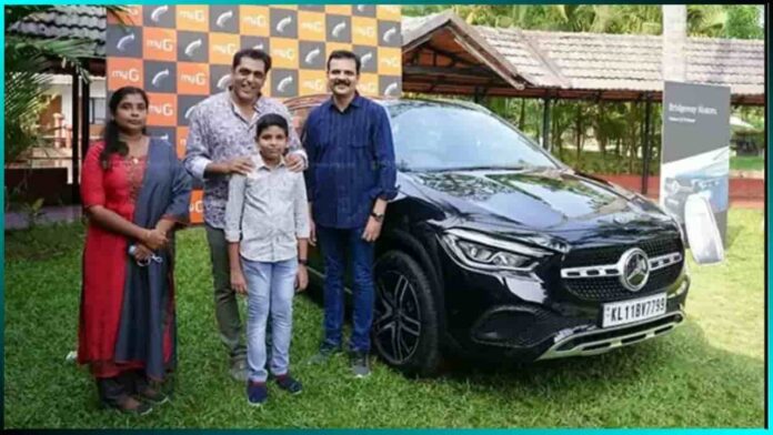 businessman-has-already-given-expensive-gifts-to-employees