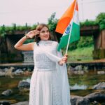 girl-with-indian-flag