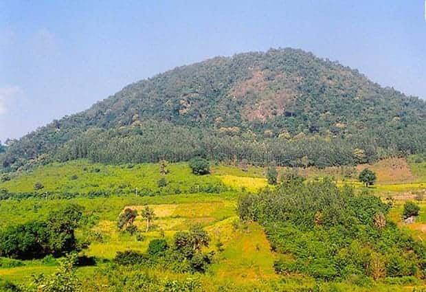 Araku Valley, resorts, Araku Tribal Museum, Bongulo Chicken, Vizag, Ananthagiri Hills, Borra Caves, Botanical Garden,