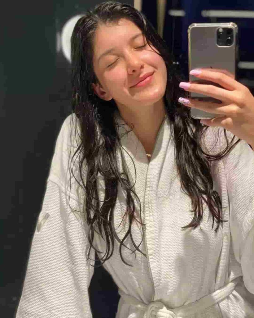 Shanaya-Kapoor-sexy-mirror-selfie