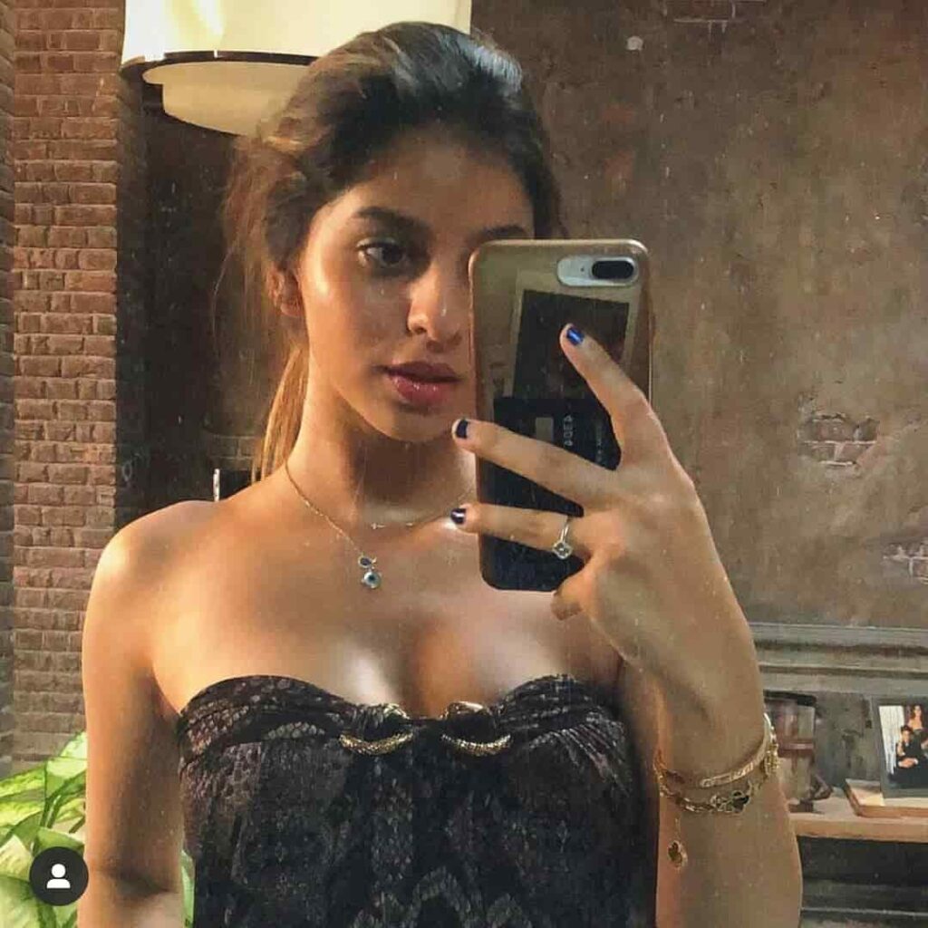 Suhana-Khan-mirror-sexy-selfie