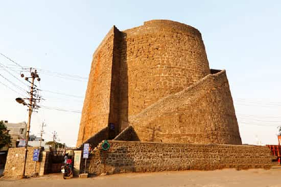 Gol Gumbaz, History, Architecture, Facts, Timings, How To Reach Gol Gumbaz, interesting facts about Gol Gumbad, Archaeological Museum, Bijapur, Almatti Dam, Torvi Narasimha Temple, Uppali Buruz, Malik-E-Maidan, 