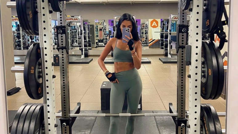 Avisha Tewani hand model