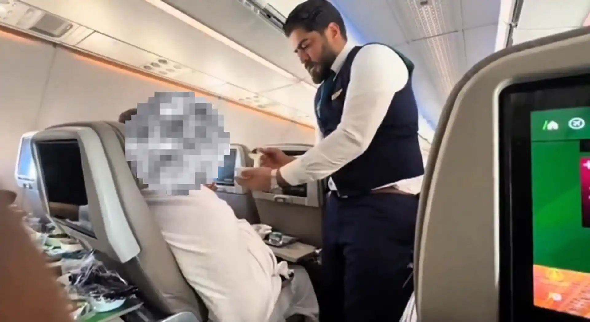 Flight Attendant’s Heartwarming Act of Feeding Umrah Pilgrim Melts Hearts Worldwide