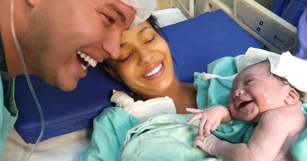 A Newborn Baby SMILES at Her Father, the Photo Goes Viral: “At That Moment, I Was Sure What Love Was”